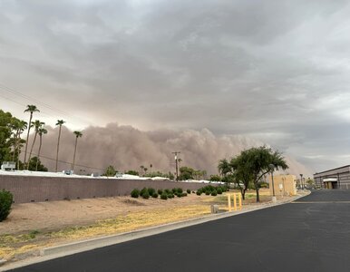 Miniatura: Burza piaskowa zerwała część dachu....