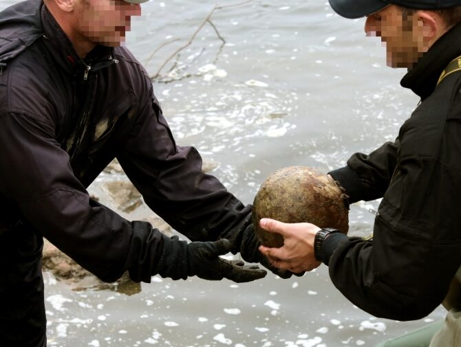 Akcja wydobywania z Wisły znalezisk archeologicznych, które odsłonił niski stan wody w rzece (fot. PAP/Tomasz Gzell)
