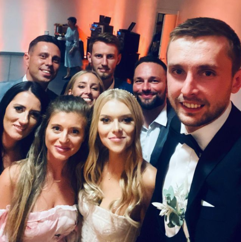Mateusz Bieniek z gośćmi weselnymi 