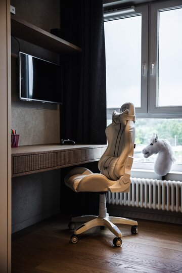 Projekt pracowni masz.design pokazuje, że ciemna kolorystyka, naturalne drewno i światło mogą stworzyć wnętrze pełne spokoju, elegancji i ponadczasowego charakteru 
