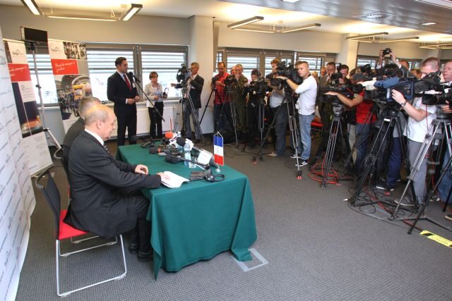 Konferencja prasowa ministrów obrony Polski i Francji zgromadzila tłumy dziennikarzy