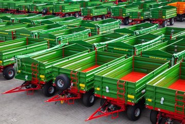 Transporty przyczep rolniczych opuszczają firmę niemal każdego dnia. Pronar jest niekwestionowanym liderem ich sprzedaży w&nbsp;Polsce, z&nbsp;silną pozycją poza jej granicami