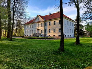 Park w Nakomiadach na Mazurach wiosną 