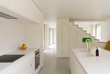 Waniliowy minimalizm w starym wiejskim domu, projekt (ma!ca) V2com, 2926-03, dom, minimalizm, beż