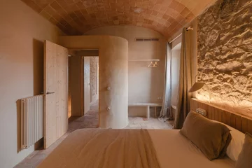 Rewitalizacja dawnej stolarni – projekt Clara Crous Arquitectura przywraca znaczenie materiałowi, światłu i oryginalnej strukturze budynku 