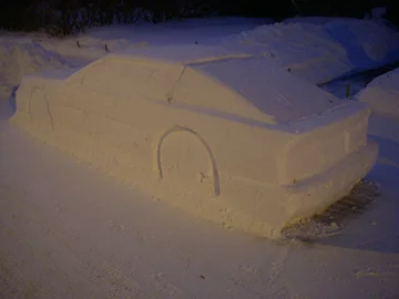 Proces budowy samochodu ze śniegu 