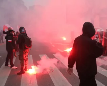 Marsz Niepodległości – zdjęcia policji. Znasz te osoby? Zgłoś się lub zadzwoń na policję 