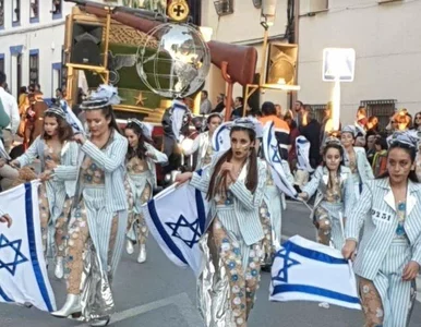 Miniatura: Stroje nazistów i obozowe pasiaki na...