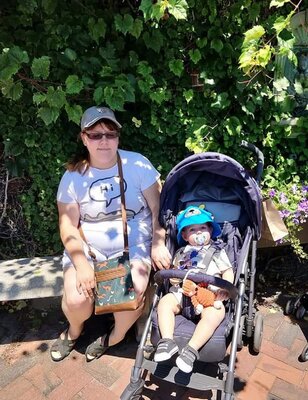 Miniatura: 19-latka traktuje lalki jak dzieci