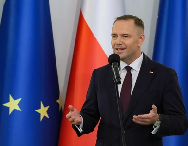 Miniatura: Nawrocki w nieformalnym stroju w oknie...
