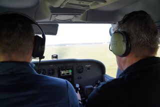 Marcin Faliński – podobnie jak bohater powieści Marcin Łodyna – uczył się latać