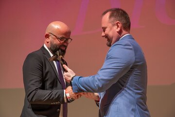 dr Janusz Michałek (z lewej) i&nbsp;wręczający nagrodę Dariusz Budrowski, prezes Polskiej Agencji Rozwoju Przedsiębiorczości
