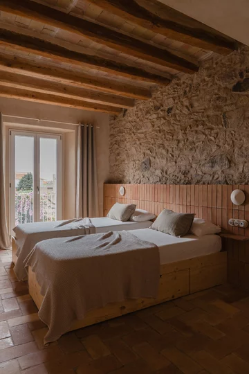 Rewitalizacja dawnej stolarni – projekt Clara Crous Arquitectura przywraca znaczenie materiałowi, światłu i oryginalnej strukturze budynku 