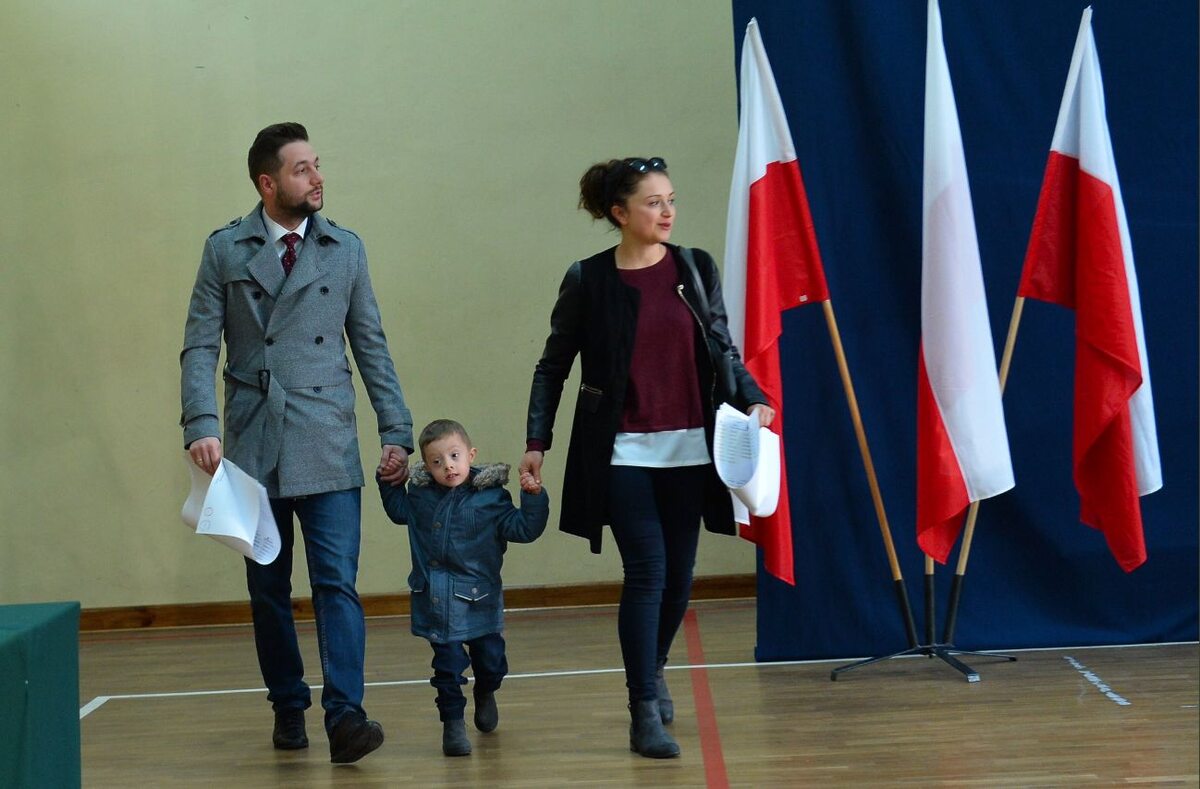 Patrykowi Jakiemu podczas głosowania towarzyszyła żona i syn 