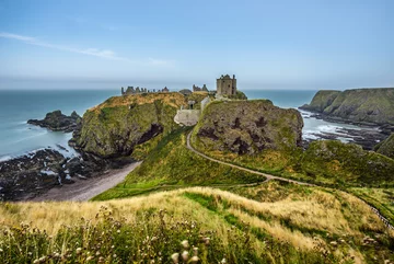 Dunnottar Castle, Szkocja Spośród licznych zamków Szkocji, Dunnottar wyróżnia się malowniczym położeniem i romantyczną okolicą. Ruiny twierdzy odważnie wysuwają się w stronę Morza Północnego. Jej najstarsze zachowane zabudowania pochodzą z XV i XVI wieku.