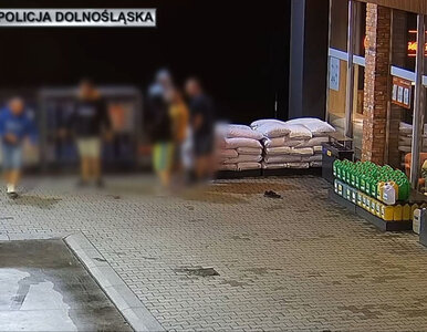 Miniatura: Wyciągnęli mężczyznę ze stacji paliw i...