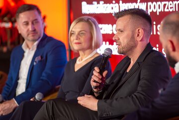 Konrad Śmierzyński (z prawej), Renata Janik (pośrodku) i&nbsp;Kamil Suchański