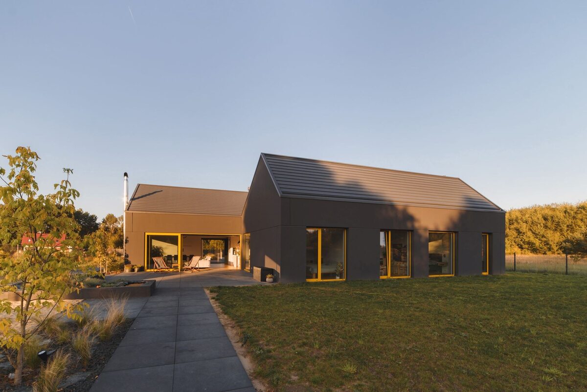 Dom niedaleko Szczecina zaprojektowany przez  biuro architektoniczne maxberg w technologii prefabrykatów betonowych 