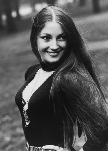 Jane Seymour w filmie „Żyj i pozwól umrzeć” (1973) 