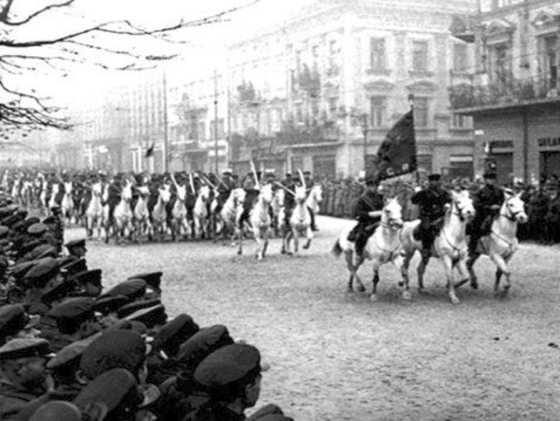 Defilada kawalerii sowieckiej po kapitulacji Lwowa Wały Hetmańskie obok Grand Hotelu