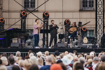 Wystawa Grzegorza Marta w&nbsp;Hotelu Nobu Warsaw pokazuje festiwal Break in&nbsp;Classic z&nbsp;perspektywy niedostępnej dla&nbsp;publiczności &ndash; pełnej emocji, skupienia i&nbsp;chwil rozgrywających się poza sceną