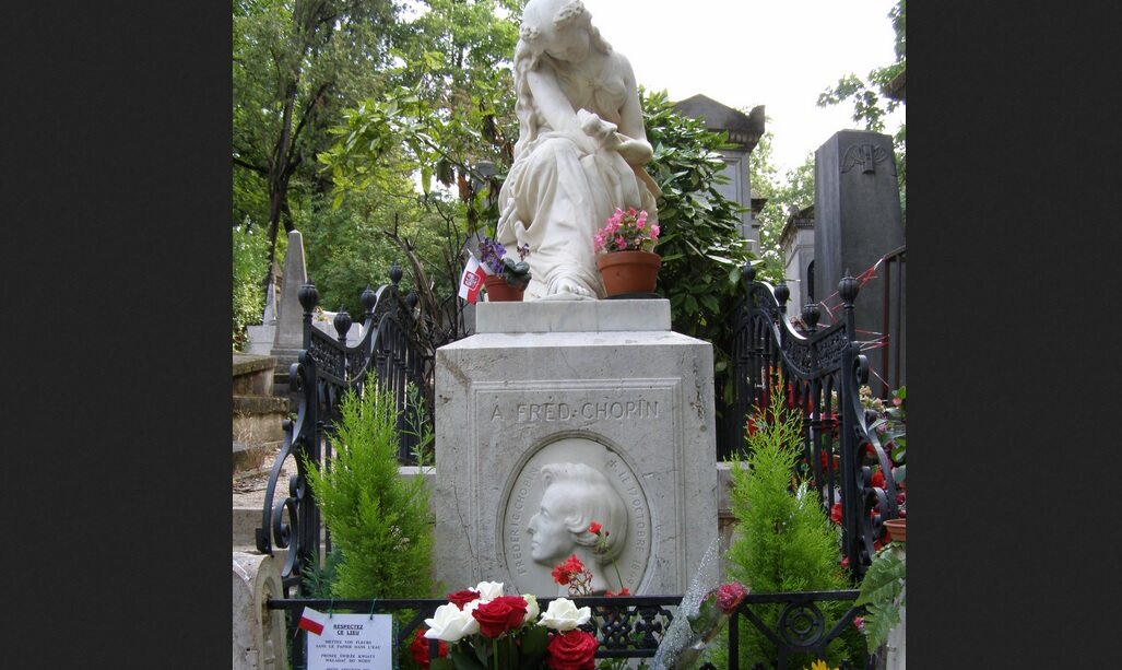 Cmentarz P&#232;re-Lachaise. największy i najsławniejszy cmentarz paryski. Na cmentarzu znajduje się ponad 60 grobów Polaków m.in. fryderyka Chopina.(By Albertus teolog (Own work) [Public domain], via Wikimedia Commons)