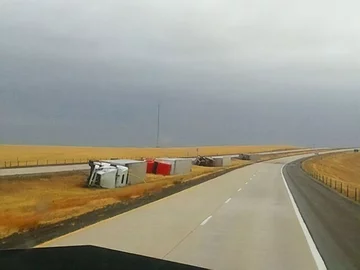 Zmęczone ciężarówki odpoczywają na poboczu 