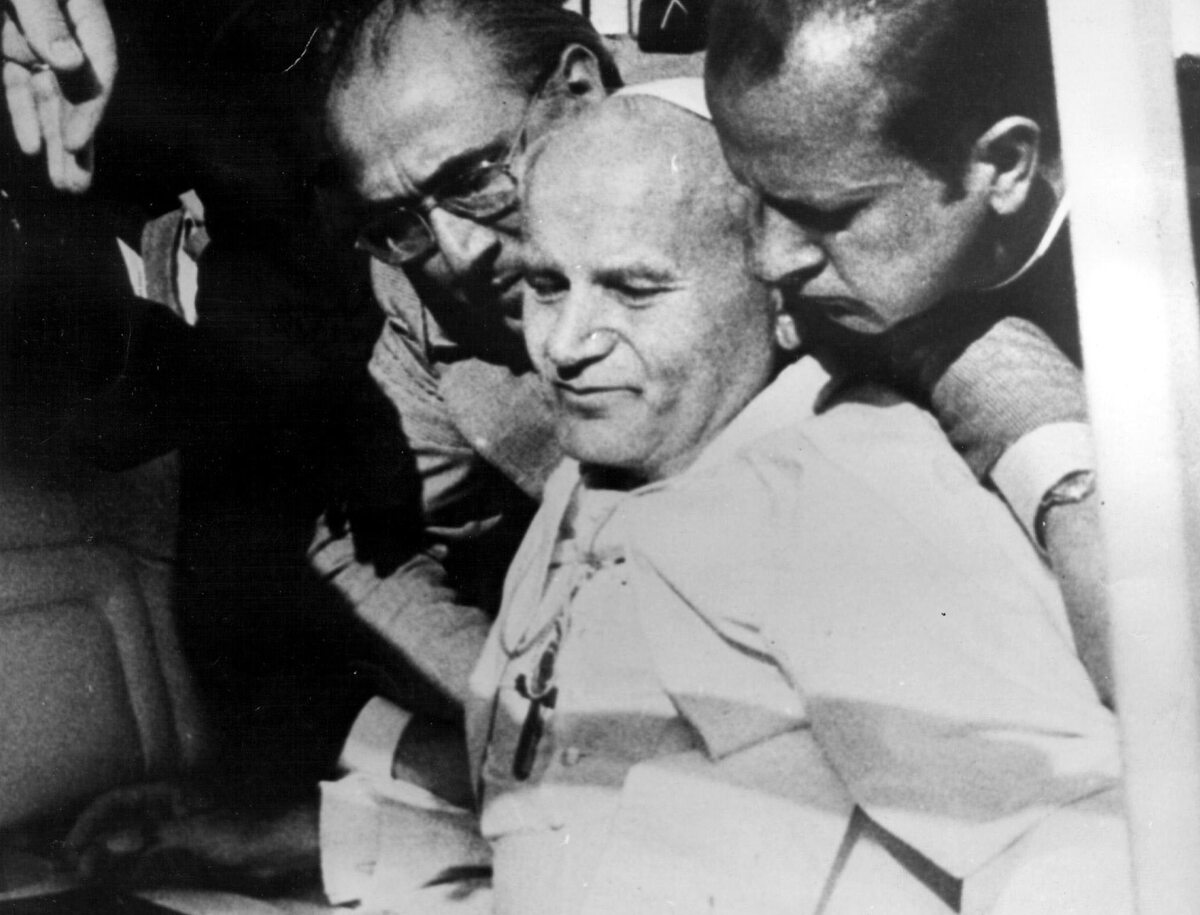 Papież Jan Paweł II tuz po zamachu 13 maja 1981 r. 
