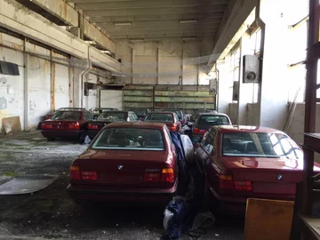 11 fabrycznie nowych BMW, które stały w garażu przez 25 lat 