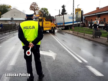 TIR wjechał w Netto 