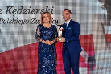 Grzegorz Kędzierski, wiceprezes Polskiego Związku Bilardowego laureat nagrody Orły &bdquo;Wprost&rdquo;. Nagrodę wręczała Anna Krupka, wiceminister sportu i&nbsp;turystyki