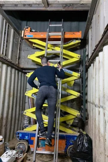 Podziemna fabryka papierosów zlikwidowana przez Guardia Civil 