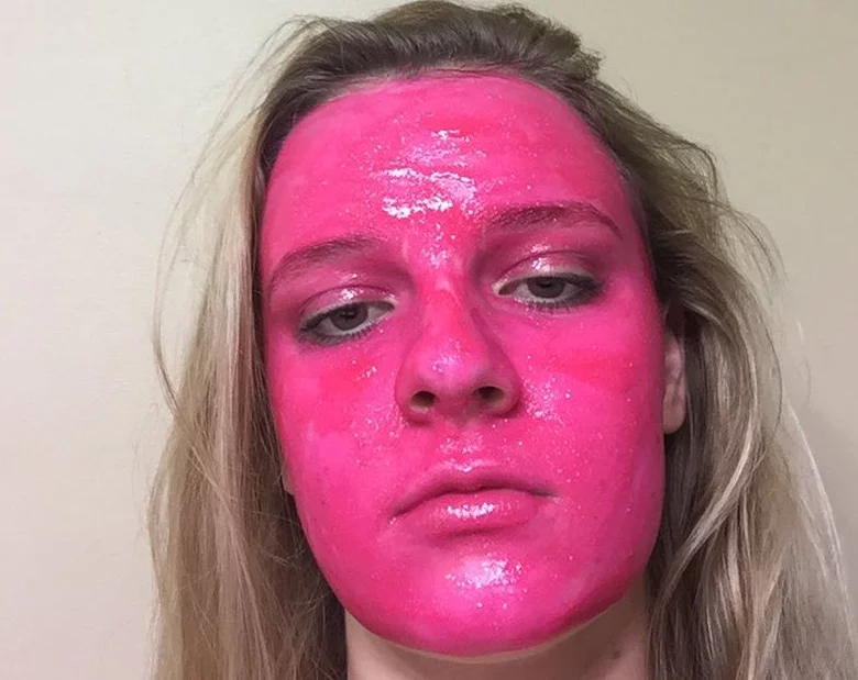 Miniatura: Pomalowała twarz farbą przemysłową....