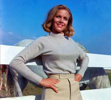 Honor Blackman jako Pussy Galore w filmie „Goldfinger” (1964) 