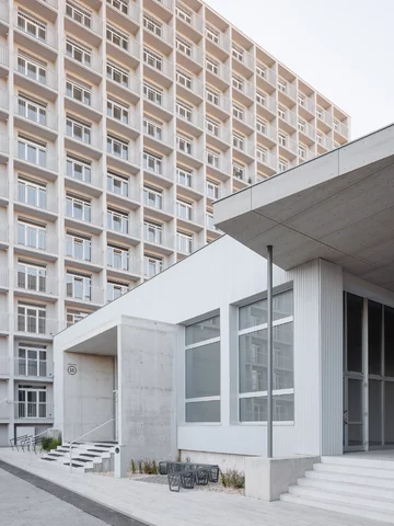 Dawny hotel robotniczy w Koszycach odzyskał modernistyczną godność, projekt  Atrium Architekti 