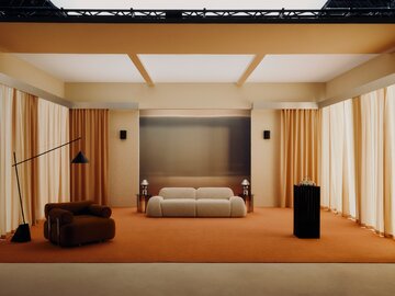 Sofa WOLKE z kolekcji Westwing Collection – rzeźbiarska forma inspirowana kształtem chmury, która definiuje przestrzeń nowoczesnego salonu 