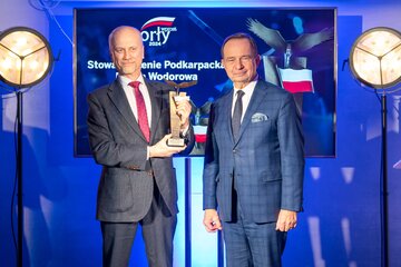 Jarosław Sęp (z lewej) oraz&nbsp;wręczający nagrodę Władysław Ortyl, marszałek woj. podkarpackiego