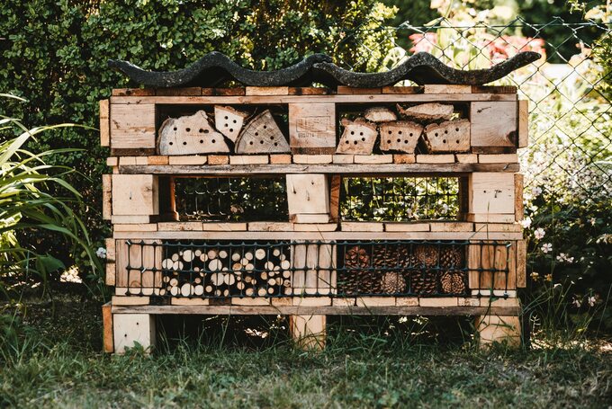 Z drewnianych palet można też zrobić ogrodowy domek dla owadów!
