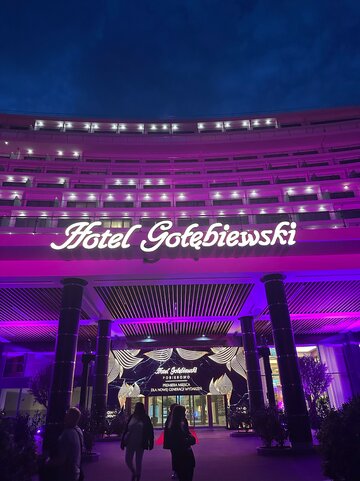 Hotel Gołębiewski wieczorem