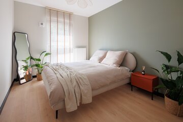 Mieszkanie pokazowe inwestycji Nowa Pabianicka we&nbsp;Wrocławiu zaprojektowała i&nbsp;wyposażyła pracownia architektury wnętrz Decoroom. Aranżację oparto na&nbsp;połączeniu pomarańczu, oliwkowej zieleni, drewna i&nbsp;neutralnej bazy
