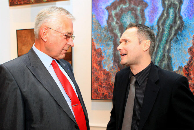 Senator Edmund Wittbrodt (L) rozmawia z eurodeputowanym Jarosławem Wałęsą (P) (fot. PAP/Piotr Wittman)