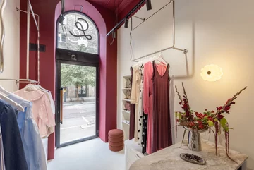 Minimalizm z nutą romantyzmu. Projekt wnętrz butiku Les Cherries
autorstwa WZ Studio 