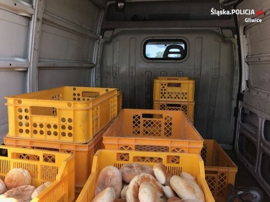 Miniatura: Pieczywo w brudnym busie. Policja...