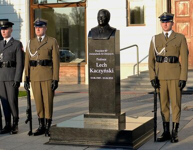 Miniatura: Warta przy pomniku Kaczyńskiego? Szef MON:...