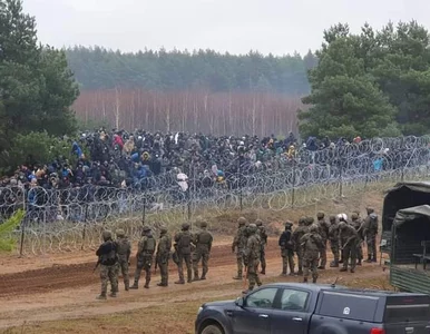 Miniatura: Dwie grupy migrantów przedarły się przez...