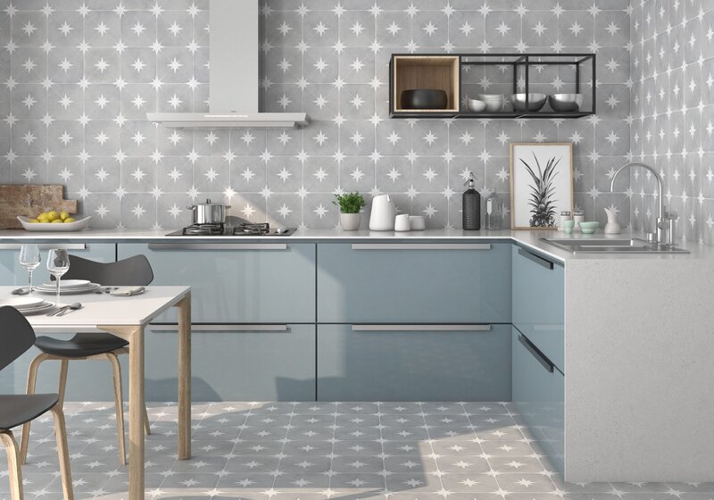 Szare płytki z&nbsp;motywem gwiazdy w&nbsp;kuchni &ndash; wzorzyste tile drenching jako spos&oacute;b na&nbsp;wyraziste wnętrze bez kontrastowych kolor&oacute;w