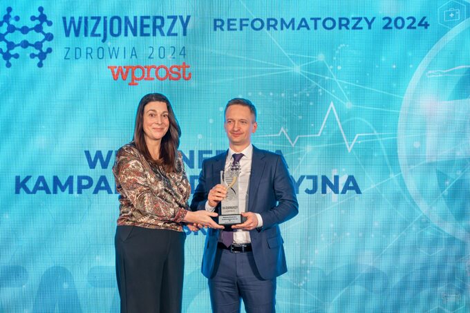 Krzysztof Kępiński odbiera nagrodę Wizjonerska Kampania Edukacyjna w imieniu firmy GSK