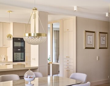 Luksusowy apartament pod Gdynią zaprojektowano tak, by jego najciekawsze detale odkrywać stopniowo. Projekt przygotowali Magdalena i Marcin Konopkowie z pracowni Ministerstwo Spraw we Wnętrzach 