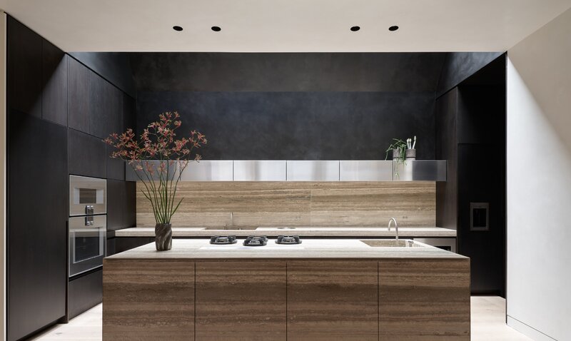 Dom z czarną kuchnią, projekt Batay-Csorba Architects