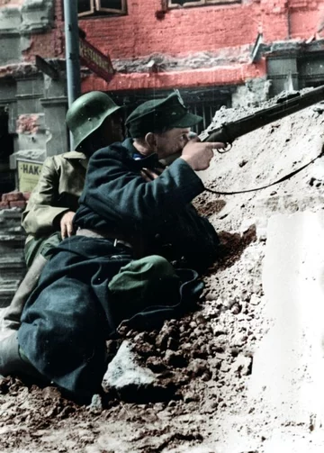 Powstanie Warszawskie: powstańcy z batalionu „Kiliński” ostrzeliwują budynek PAST-y z poziomu ul. Zielnej (20 sierpnia 1944 r.) 
